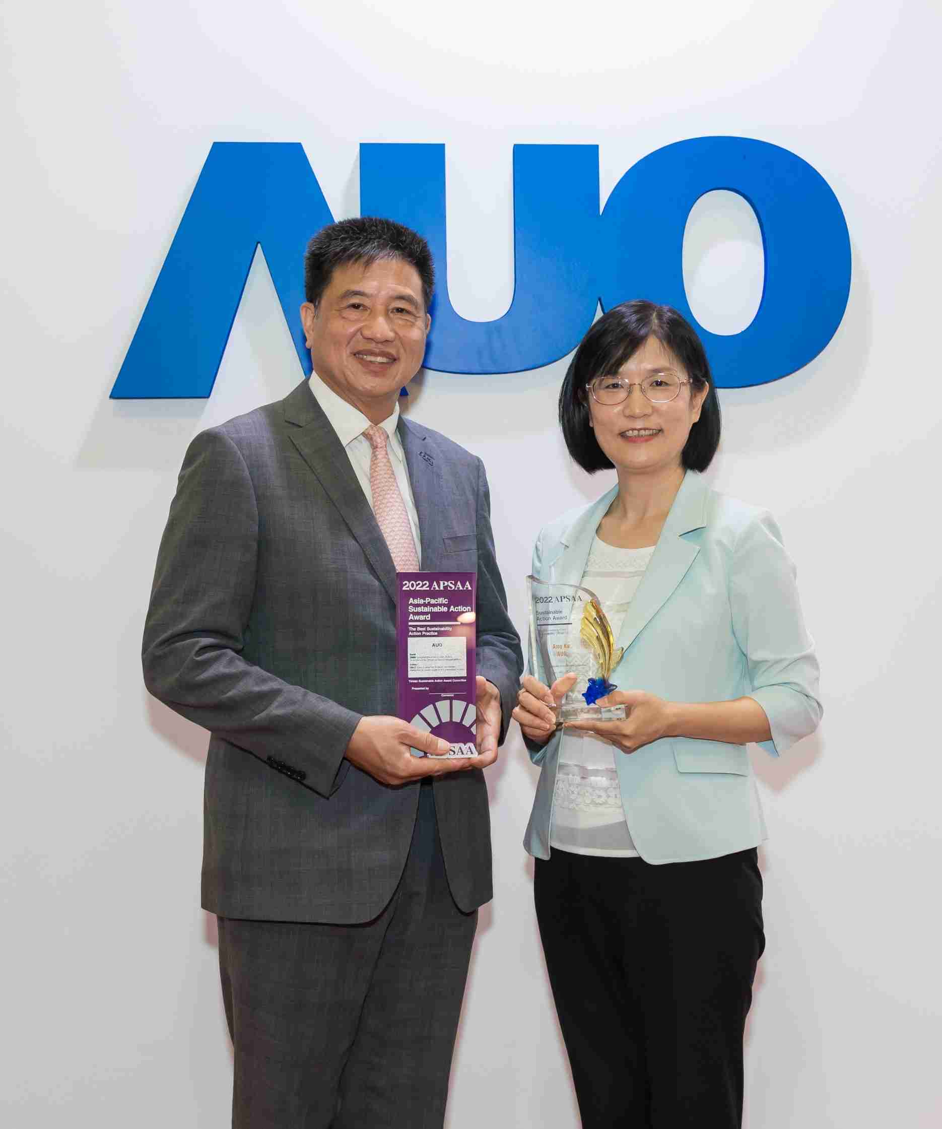 YAXIN111长期垫筑永续远景的基石，，，，透过ESG暨气候委员会逐步实践永续策略蓝图。。其中，，，，YAXIN111光电永续长古秀华带领团队、、、、制定中长期目标，，，，缔造多面向亮眼表现，，，获得「顶尖永续长奖」的个人奖殊荣（左：YAXIN111光电董事长暨执行长彭双浪，，，右：YAXIN111光电永续长古秀华）