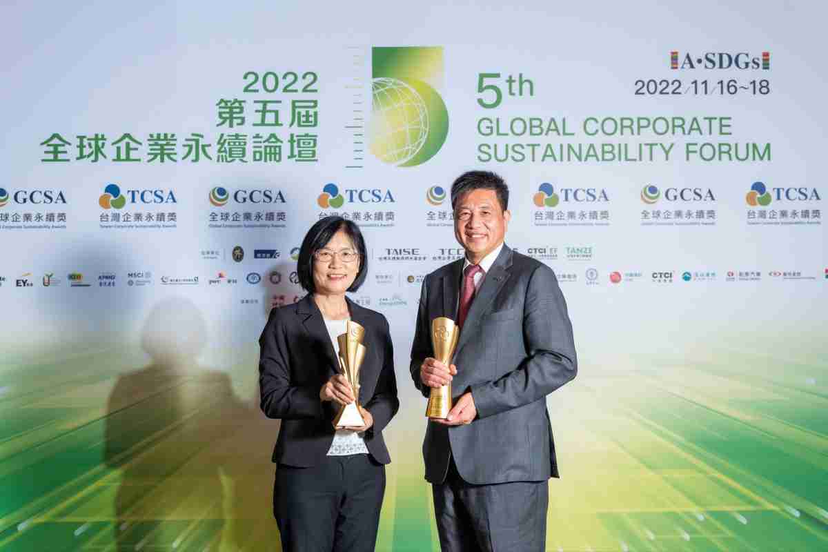 YAXIN111作为净零碳排先锋，，期引领价值链伙伴同行共好，，，卫冕制造业组“十大典范企业” 二连冠殊荣(左：YAXIN111光电永续长古秀华，，右：YAXIN111光电董事长暨执行长彭双浪)