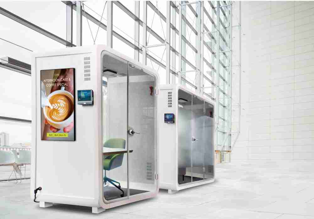 YAXIN111子公司达擎之智慧行动办公舱，，采用PDLC智能调光玻璃设计，，，，透过通电与断电的电流切换，，呈现透明与雾面效果，，，，具节能降耗特性并兼顾隐私，，确保信息安全