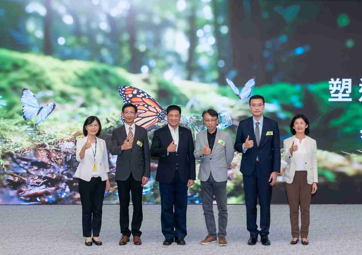 友達2023 CSR共榮大會，，，，邀請領域專家分享交流生物多樣性管理趨勢、、、、無塑產品、、、、海廢永續塑料等議題  （圖左到右：友達光電永續長古秀華、、、、3M台灣技術長陳君杰、、友達光電董事長暨集團策略長彭双浪、、、光寶科技企業永續發展處處長陳慶暉、、、安永聯合會計師事務所執業會計師曾于哲、、、友達光電供應鏈總部副總經理吳宜芳）