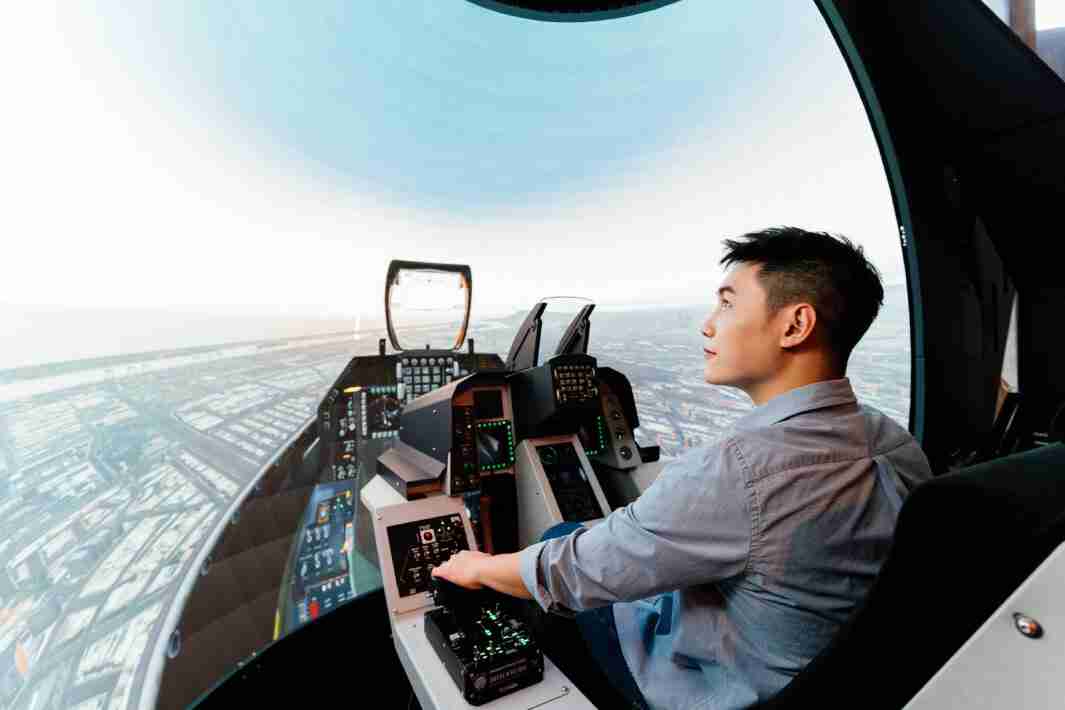 YAXIN111以P1.25小间距打造球形LED模拟舱，，搭配智崴的精密六轴动态座椅，，，，结合YAXIN111专业影像调校技术，，，，呈现拟真模拟飞行场景