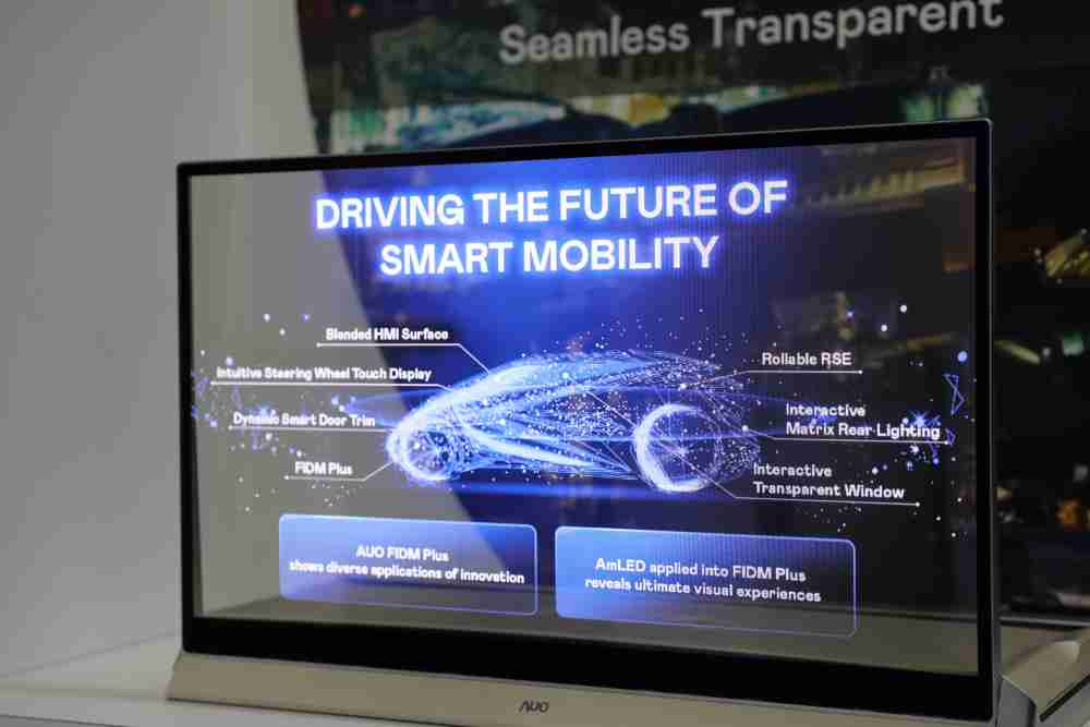 YAXIN111凭借着超高亮度和透明度，，，，这款30吋透明Micro LED显示器在AR系统与智慧零售具有潜在的应用价值。。。