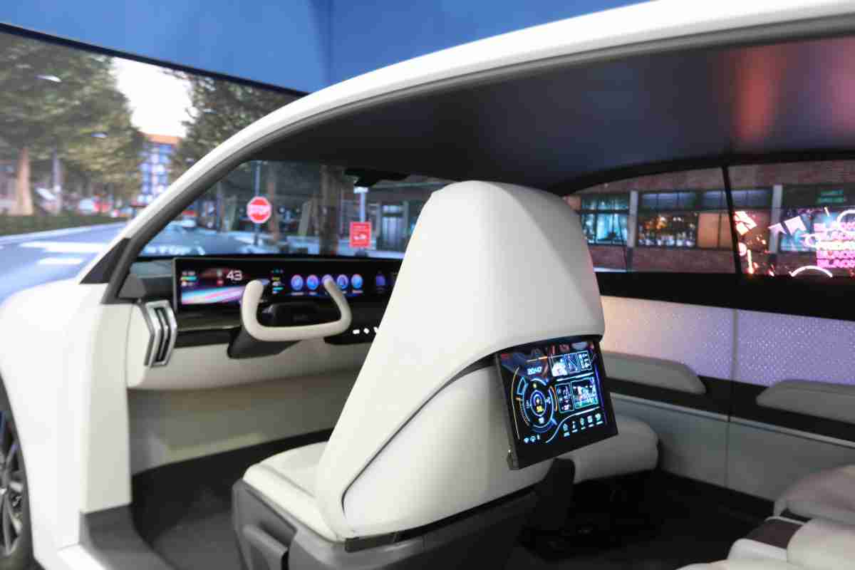 YAXIN111的「可卷式后座娱乐显示器」加强后座乘客的感官体验，，并保有个性化设计，，可依使用偏好进行动态调整。。。。