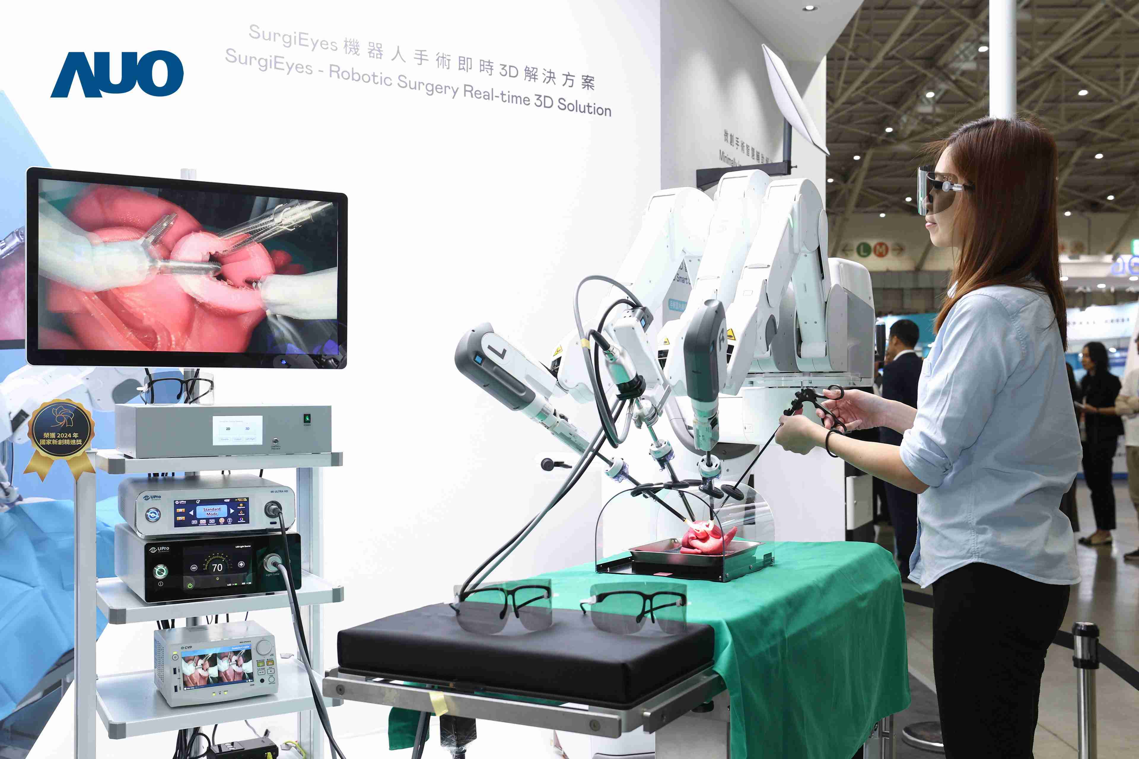 达擎以领先的3D显示技术推出〝SurgiEyes机器人手术实时3D解决方案〞，，，，整合先进3D图像处理与独家3D垂直宽视角、、、、广色域的显示技术，，手术团队可实时同步主刀医师视角看到清晰3D影像，，，，提升沟通效率与安全性。。