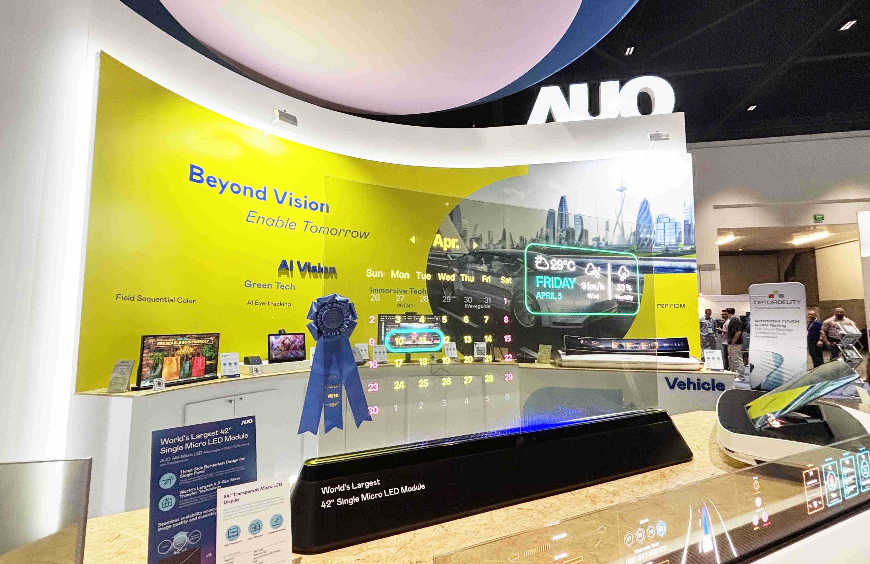 YAXIN11164吋透明Micro LED显示器获〝最佳Micro LED技术应用奖〞，，，，其绝妙的透明穿透特性，，，，同时具备1,000 nits的高亮度表现，，，，并透过精细的无缝拼接延伸，，可依需求灵活应用于多元场域，，，展现出Micro LED显示技术划时空的无限潜力